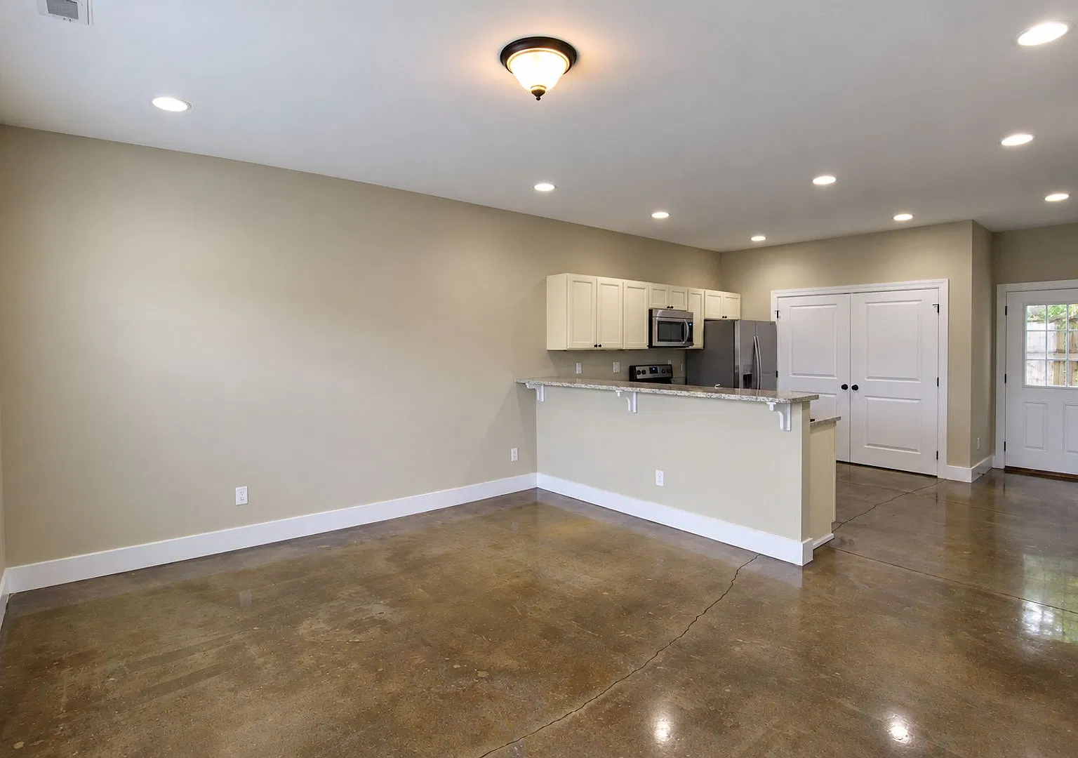 373 E Jere Whitson — Photo 3
