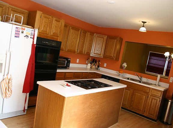 Huge Gourmet Kitchen with Eat-in Breakfast Area