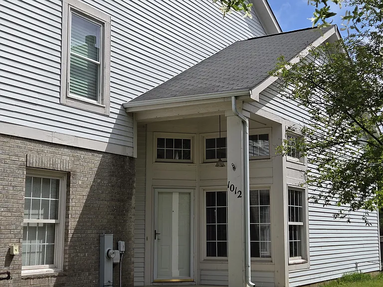 1012 Columbia St — Photo 2