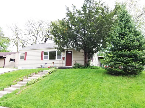 1611 Robeson Ave, Bettendorf, IA 52722