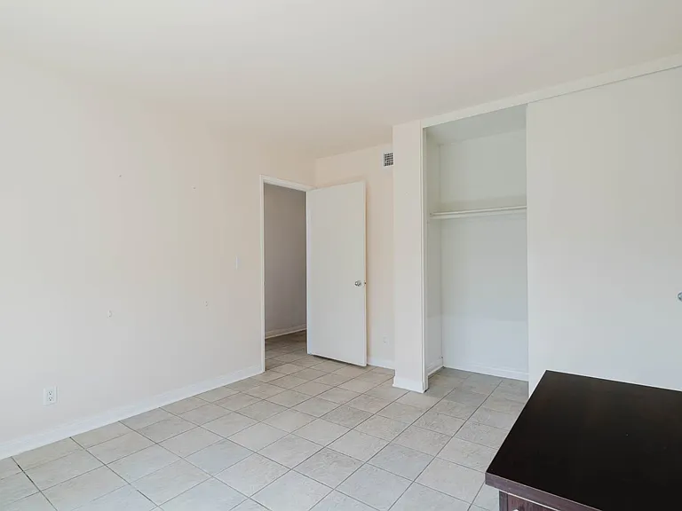 906 Whitehaven Ter — Photo 25
