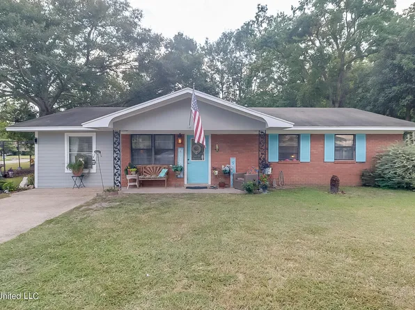 221 Walnut Dr, Ocean Springs, MS 39564
