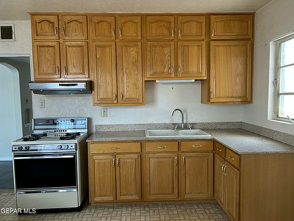 3rd image of 4633 La Luz Ave