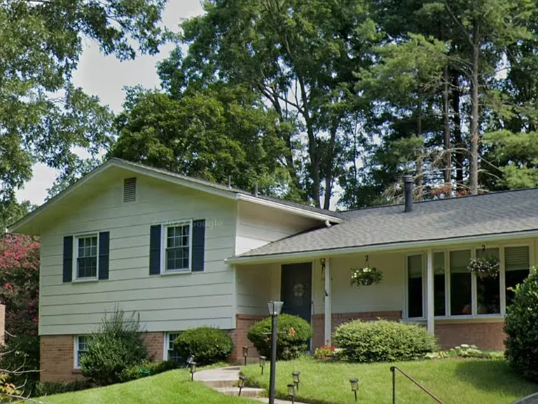 1404 Chilton Dr — Photo 2