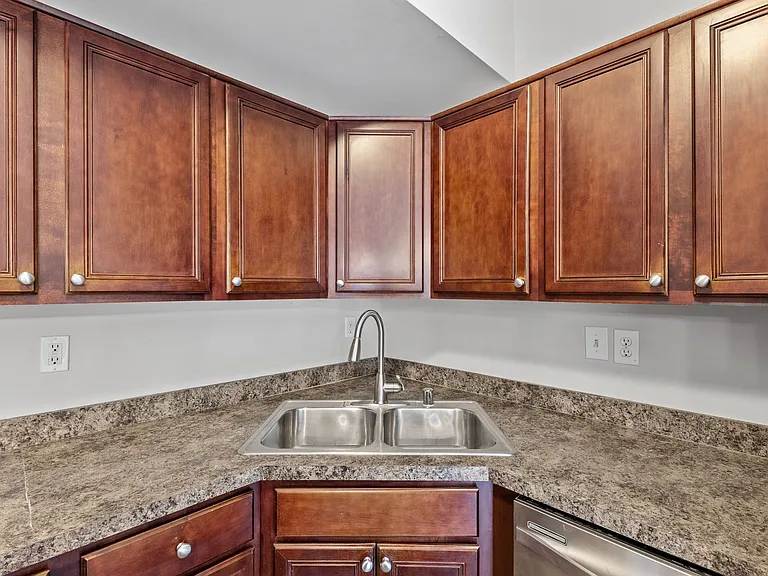 136 Lowell Ct — Photo 11
