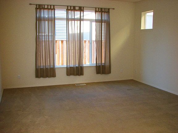 20481 SW Rosemount St - living room