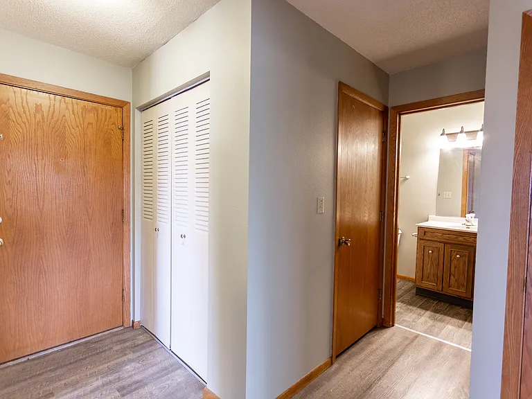 Kings Kourt Apartments — Photo 17
