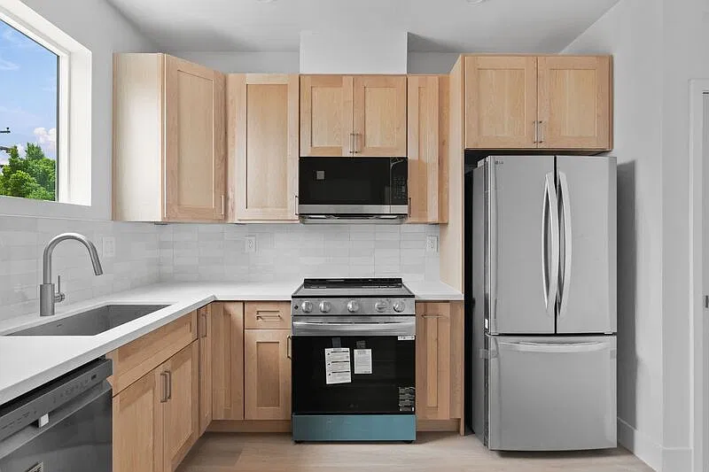 3 bed, 3.0 bath, 922 sqft, $3,600 — Photo 1