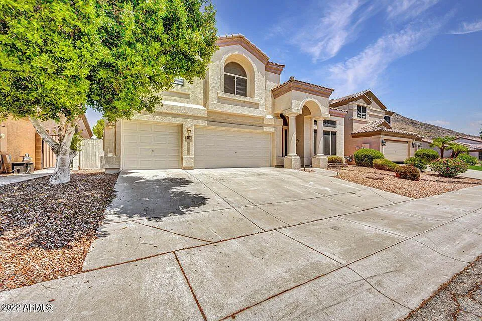 5 bed, 2.5 bath, 3596 sqft, $3,500 — Photo 2