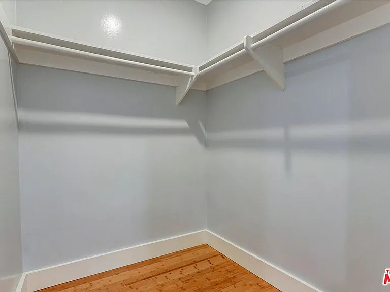 5726 Woodman Ave #2 — Photo 24