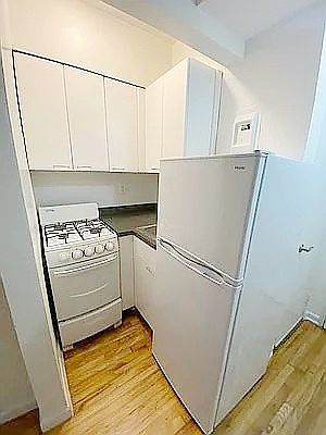 5th image of 325 E 54th St #3C