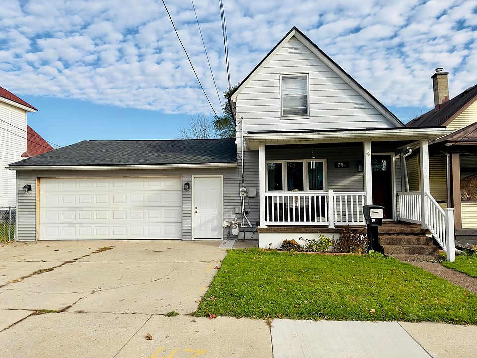 1st image of 744 Fremont Ave NW