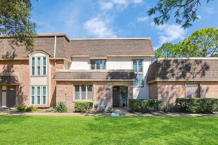 1st image of 2805 Cambridge Ln
