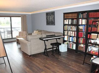 4 Pine Tree Dr APT 120, Arden Hills, MN 55112