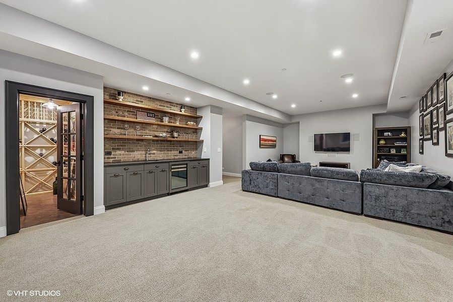 2nd image of 4055 Clausen Ave