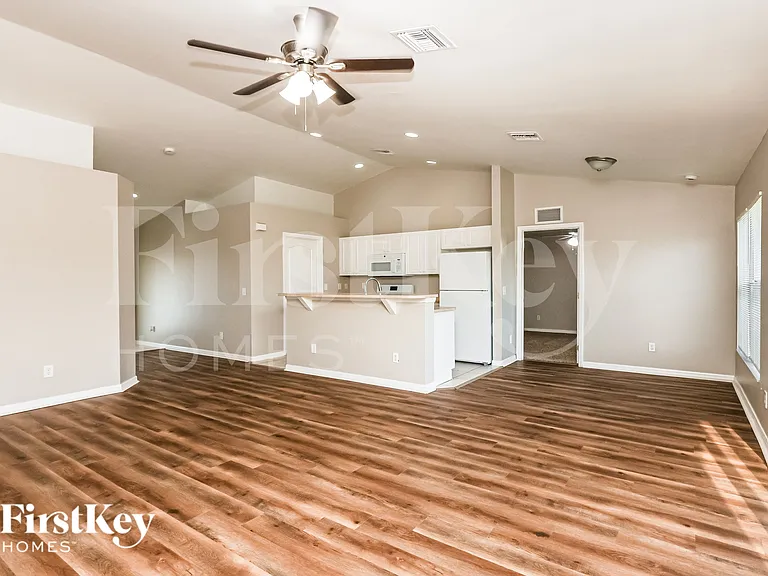 1141 Ebert St E — Photo 4