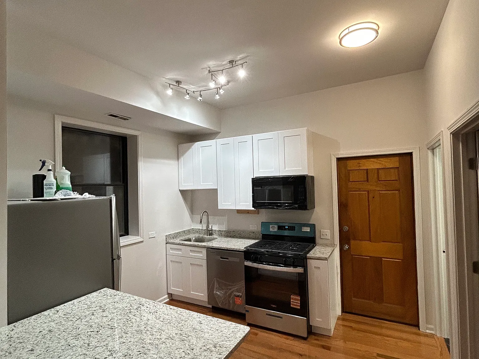 3831 N Southport Ave — Photo 2