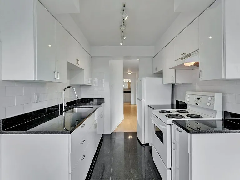 1281 Broughton St — Photo 4