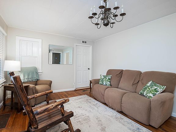 5th image of 1009 Oak Glen Dr