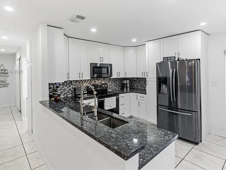 630 NE 23rd Ct — Photo 8