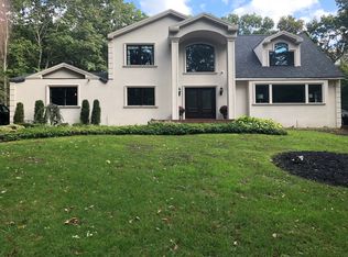 1 Talisman Ct, Dix Hills, NY 11746