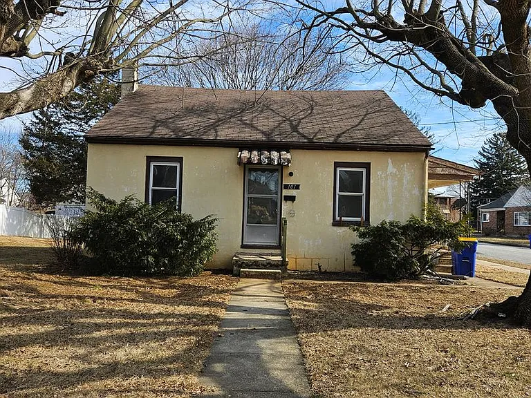 101 N Forrest St — Photo 1