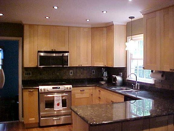kitchen with granite counters, 42" cabinets and SS appliances