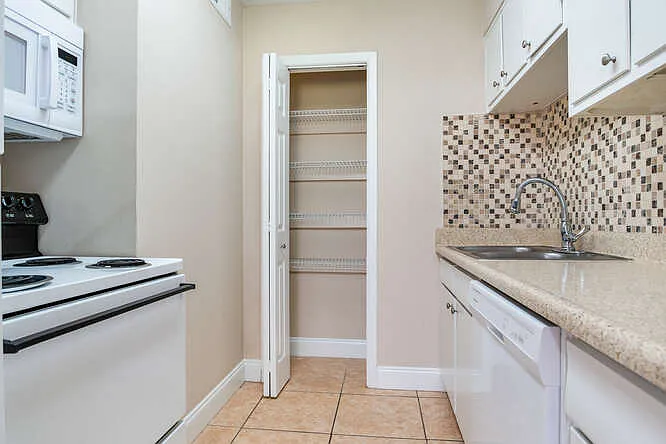 Chateau Apartments — Photo 31