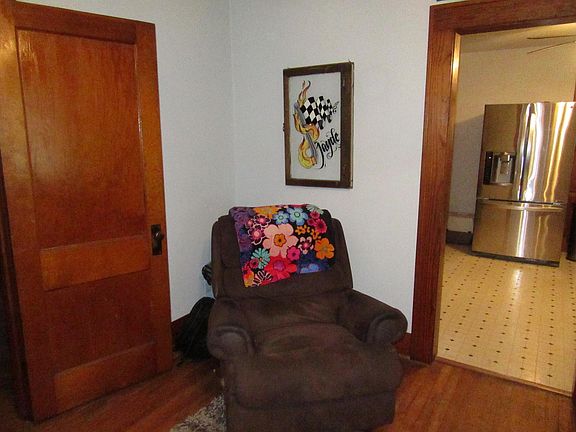 3rd image of 628 E Yerby St