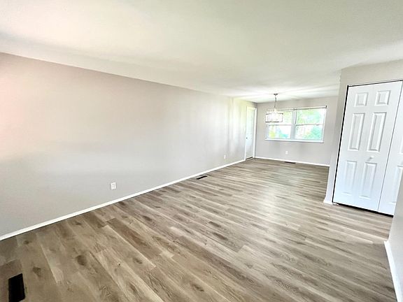 3rd image of 944 Tivoli Ln