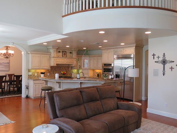 3rd image of 15641 Oak Dr