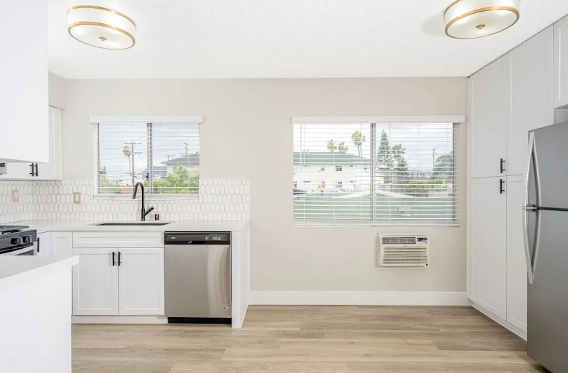2 bed, 700 sqft, $2,354 — Photo 2