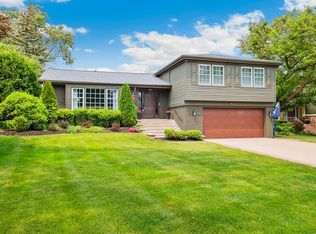 301 Columbine Dr, Clarendon Hills, IL 60514