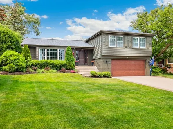 301 Columbine Dr, Clarendon Hills, IL 60514