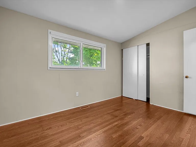 24240 Beverly St — Photo 17