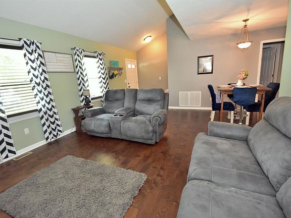 3rd image of 264 Saratoga Cir