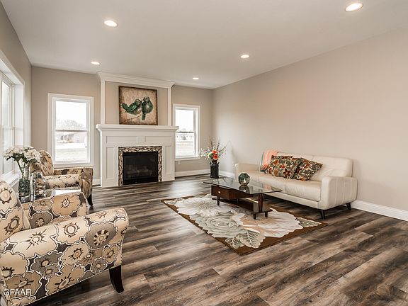 4th image of 610 Parkway Ln W