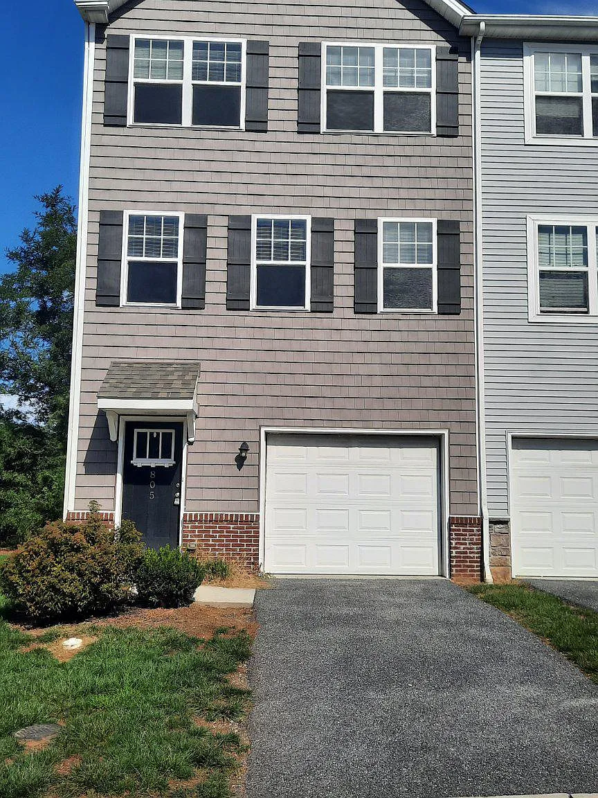 3 bed, 2.5 bath, 2027 sqft, $2,010 — Photo 1