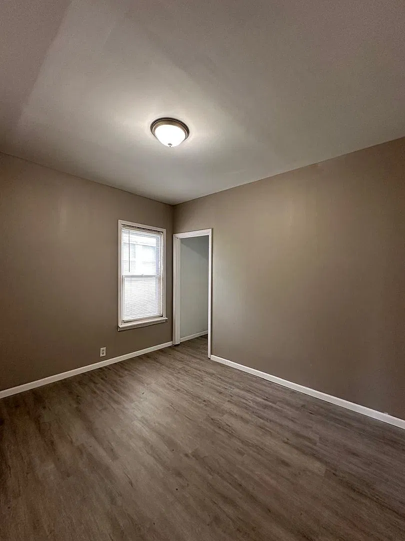 3bedrooms 1 1/2 bathroom. The house is very spacious living room, dining room and full kitchen in... — Photo 1