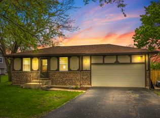 910 Sundown Rd, South Elgin, IL 60177