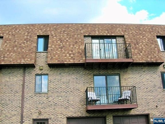 3rd image of 825 Riverside Ave #16