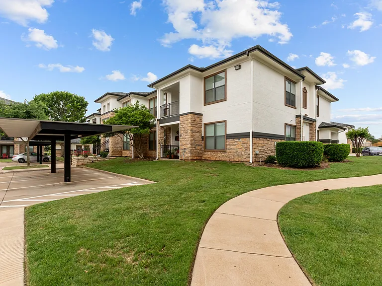 PECAN POINTE — Photo 10