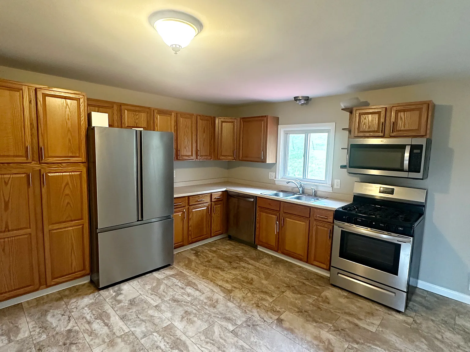 3 bed, 1110 sqft, $2,450 — Photo 4