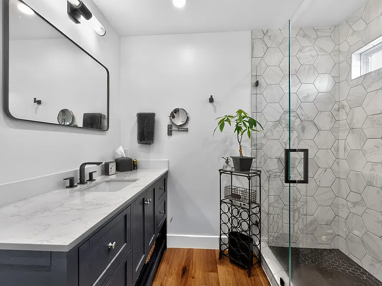 881 Capital St #B — Photo 15