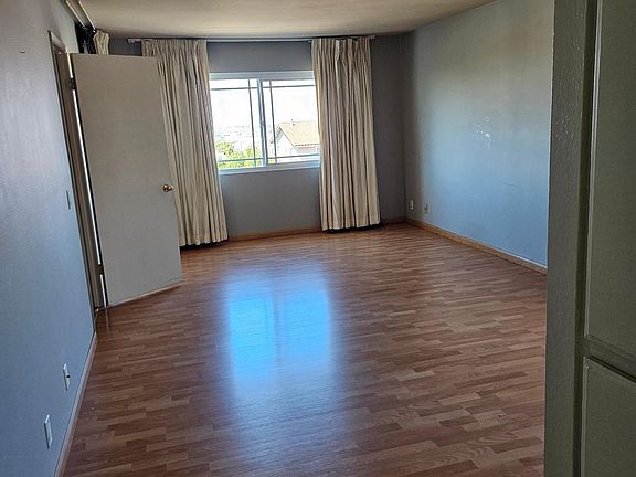 4th image of 3018 Oakwood Ln