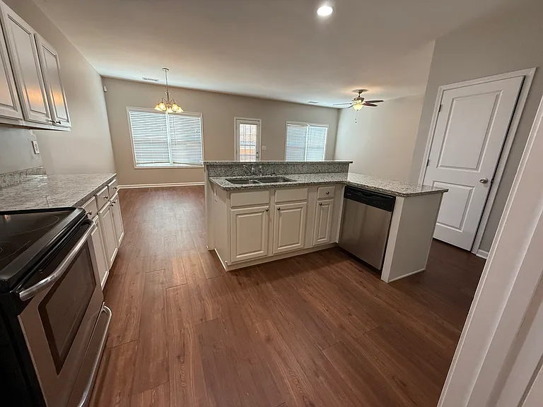 Summit Pointe Apartments — Photo 9