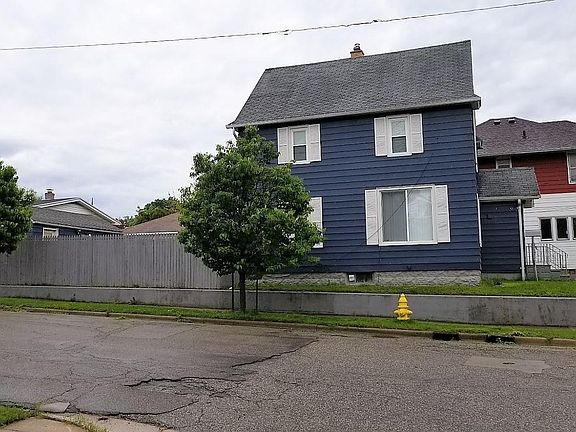 2nd image of 932 Walker Ave NW