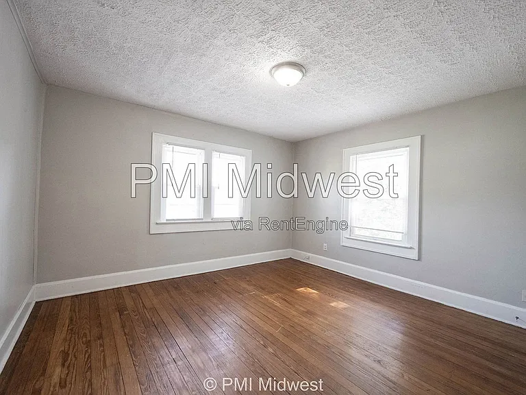 411 W 40th St — Photo 22