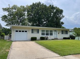 980 Dauphin Ln, Florissant, MO 63033