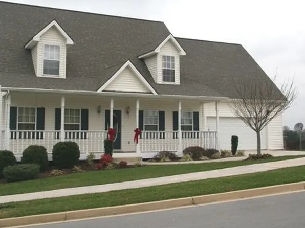 1084 Carriage Hills Pl, Johnson City, TN 37604